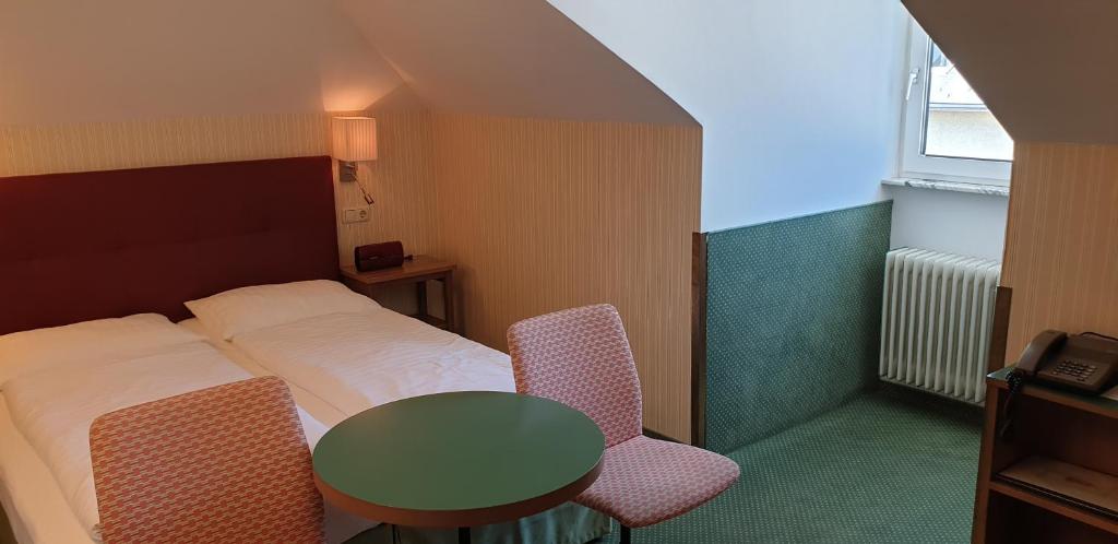 فندق Hohenstauffen غرفة نوم